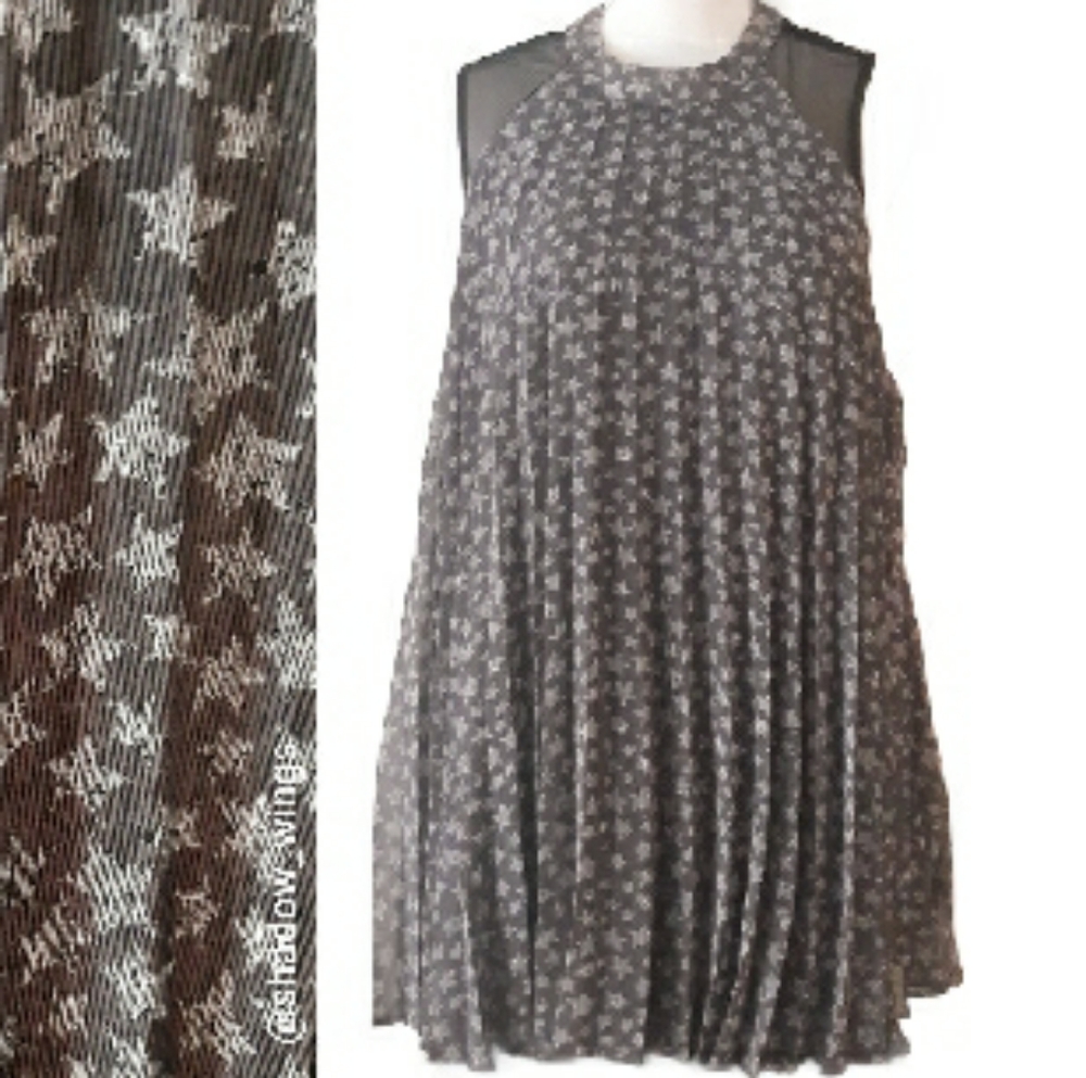 Torrid Star Print Sleeveless Chiffon Accordian Pleated Top - Size 1 (14/16)